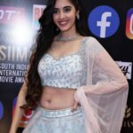 Simrat Kaur Instagram - ख़ूबसूरती न सूरत में है न लिबास में….. निगाहें जिसे चाहे उसे हसीन कर दें🤍 #siima2021 . . Beautiful outfit:- @srisuvarnamandir Jewellery:- @pretty.jewelbox