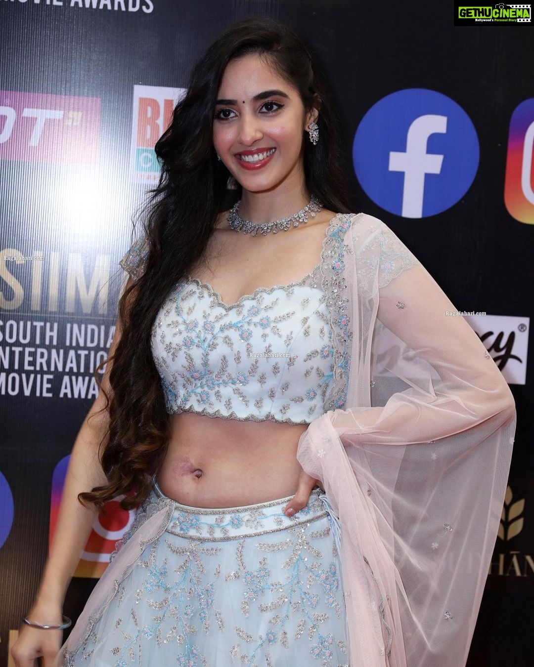 Simrat Kaur Instagram - ख़ूबसूरती न सूरत में है न लिबास में….. निगाहें जिसे चाहे उसे हसीन कर दें🤍 #siima2021 . . Beautiful outfit:- @srisuvarnamandir Jewellery:- @pretty.jewelbox