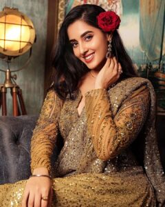 Simrat Kaur Instagram - Ya madbhari yeh tumhari nazar ka asar hai🌹

📸 @by.manish