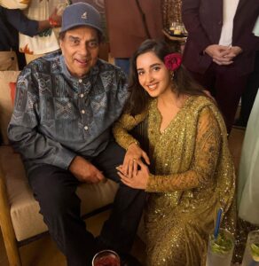 Simrat Kaur Instagram - 🙏🏻❤️⭐️ brightest of brightest star …legend of legends the one and only heartthrob of Indian cinema 🥹🥹🥹 @aapkadharam I’m so lucky i got chance to meet you sir 🙏🏻🙏🏻🙏🏻