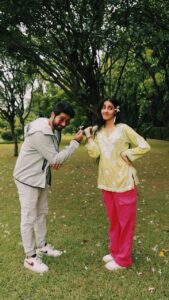 Simrat Kaur Instagram - Recently happened to visit the same location during our press tour and thought of recreating a moment from the song you are loving. We had our fun with it, now lets see what you can do!
 
Tag us and share your recreations 😜 and we will share our favorites 🙌🙌

#chaltereishq #Gadar2