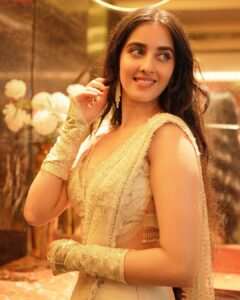 Simrat Kaur Instagram - खुदा अब बनाता नहीं ऐसे चेहरे
निगाहें ये जा जा के हाँ जिनपे ठहरे
जिन्हें देखने से मिले दिल को राहत
बहोत खूबसूरत हो
आप सर से पांव तक⭐️💛

📸 @kunal.kava 
Wearing @sulakshanamonga