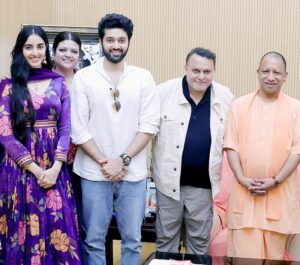 Simrat Kaur Instagram - What an honour to meet @myogi_adityanath ji 🙏🏻☺️