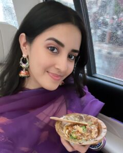 Simrat Kaur Instagram - Lucknow aaye aur shukla ji chaat nahi khai toh kya khaya 🤤❤️ lucknow i love you bhtt sara 🥹🥹🥹🥹