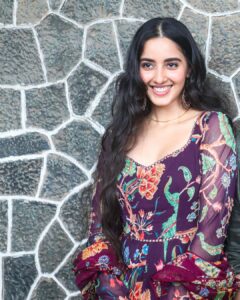 Simrat Kaur Instagram - 28th july ❤️ yeh phela din tha jab humne Gadar 2 ki promotions start ki ❤️🥹⭐️

Wearing this pretty ❤️anarkali from @mahimamahajanofficial @perniaspopupshop 
Stylist @stylebysugandhasood