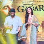 Simrat Kaur Instagram - Muje samj nahi aa raha mai kya likhu 🥹❤️🙏🏻 sharing screen with the legend @iamsunnydeol in my debut movie GADAR 2 mujse zada khushnaseeb ladki koi nahi hai iss duniya maj …. Muskan ko aap sab ne ek hi din mai itna pyar de diya 🥹❤️🙏🏻 bht bht shukriya aap sabka Hair done by @hairbyharrybajwa Outift by @plumtin_motif @plumtin_loves Makeup by @nickymua_