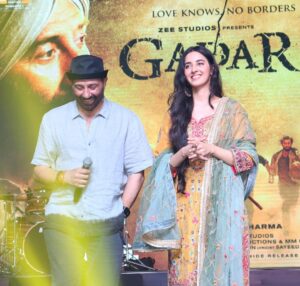 Simrat Kaur Instagram - Muje samj nahi aa raha mai kya likhu 🥹❤️🙏🏻 sharing screen with the legend @iamsunnydeol in my debut movie GADAR 2 mujse zada khushnaseeb ladki koi nahi hai iss duniya maj …. Muskan ko aap sab ne ek hi din mai itna pyar de diya 🥹❤️🙏🏻 bht bht shukriya aap sabka 

Hair done by @hairbyharrybajwa 
Outift by @plumtin_motif @plumtin_loves 
Makeup by @nickymua_