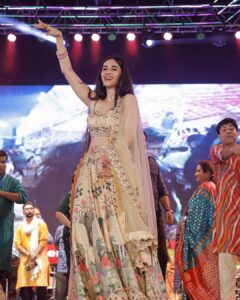 Simrat Kaur Instagram - Blessed ❤️🙏🏻🧿Thankful 
📸 @by.manish 
👗 @archanakochharofficial
