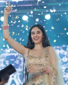 Simrat Kaur Instagram - Blessed ❤️🙏🏻🧿Thankful 
📸 @by.manish 
👗 @archanakochharofficial