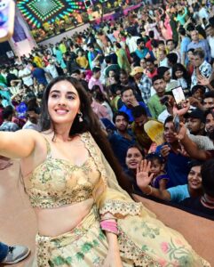 Simrat Kaur Instagram - Blessed ❤️🙏🏻🧿Thankful 
📸 @by.manish 
👗 @archanakochharofficial