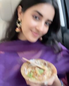 Simrat Kaur Instagram - Lucknow aaye aur shukla ji chaat nahi khai toh kya khaya 🤤❤️ lucknow i love you bhtt sara 🥹🥹🥹🥹