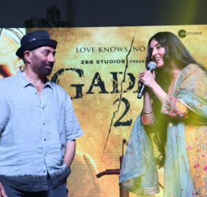 Simrat Kaur Instagram - Muje samj nahi aa raha mai kya likhu 🥹❤️🙏🏻 sharing screen with the legend @iamsunnydeol in my debut movie GADAR 2 mujse zada khushnaseeb ladki koi nahi hai iss duniya maj …. Muskan ko aap sab ne ek hi din mai itna pyar de diya 🥹❤️🙏🏻 bht bht shukriya aap sabka 

Hair done by @hairbyharrybajwa 
Outift by @plumtin_motif @plumtin_loves 
Makeup by @nickymua_