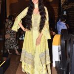 Simrat Kaur Instagram - Ankhon mai ansu aur chehre pe muskan 26th july 2023 mere liye sabse khass din rahega …. 🥹❤️ pheli bar media ke samne aai … apni debut movie GADAR 2 ke trailer ke liye 🥹🥹🥹🥹…. Jald milengy bade parde per 11th August 🥹❤️❤️❤️❤️ Styled by: @stylebysugandhasood @teamsugandhasood ❤️ Styling team @styledbytanyamishra Outfit @sulakshanamonga ❤️🙏🏻 Outfit PR @the_guy_with_eyeliner Earrings @shagnaofficial Mumbai, Maharashtra