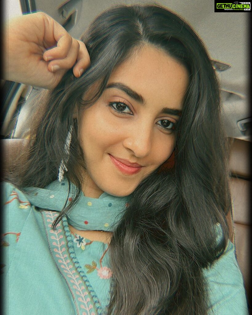 Simrat Kaur Instagram - What goes around comes around. Keep your circle positive, say good words, think good thoughts, do good deeds, expect nothing and appreciate everything 😇❤️