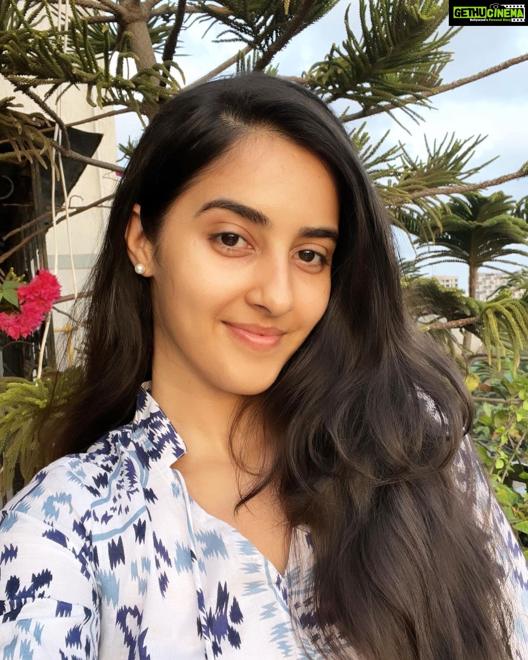 Simrat Kaur Instagram - Kyun aag si laga ke gumsum hai chandni Sone bhi nahin deta mausam ka yeh ishara❤️