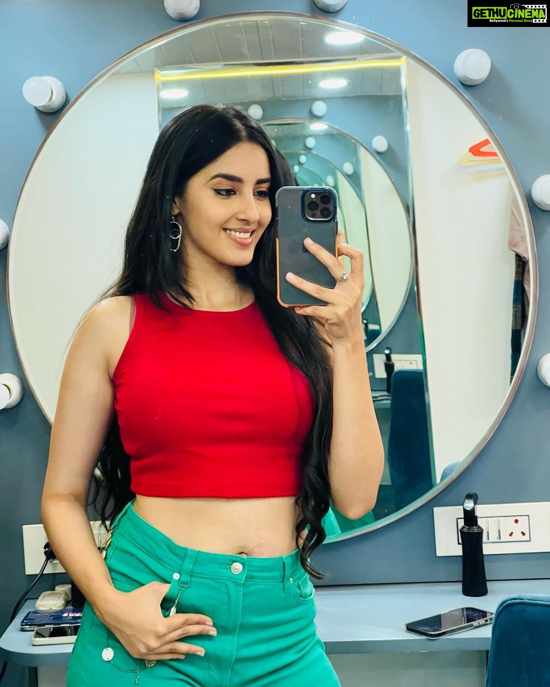 Simrat Kaur Instagram - Jitni click ki sab post kerdi 🫢🥰😛 Mumbai, Maharashtra
