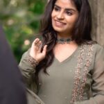 Sivaangi Krishnakumar Instagram - Ennoda irukkura..enakunnu irukiyaaa♥️ My recent release for @rseanroldan along with @pradeep_kumar1123 ♥️ Outfit @label_afeera Styled by @paviiiee_08 Hair @suni_makeup_hair Video @thiru._.official @t_square._ Editted by @kr__studios_