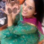 Smita Bansal Instagram – Mehendi ki shaam. Pre- karvachauth. 
(Family time, friends,karvachauth, festival,mehendi) 
@renumohla #neelima