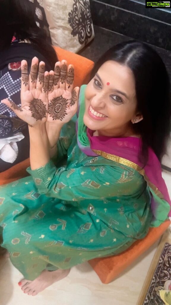 Smita Bansal Instagram - Mehendi ki shaam. Pre- karvachauth. (Family time, friends,karvachauth, festival,mehendi) @renumohla #neelima
