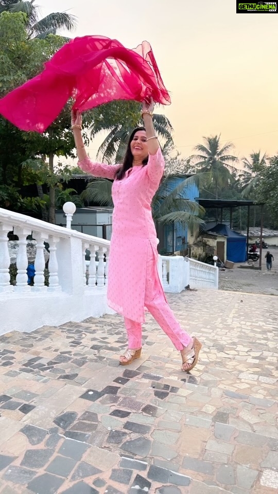 Smita Bansal Instagram - Spreading smiles this Dussehra. #happydussehra #peaceandhappyness Wearing- @ambraee_