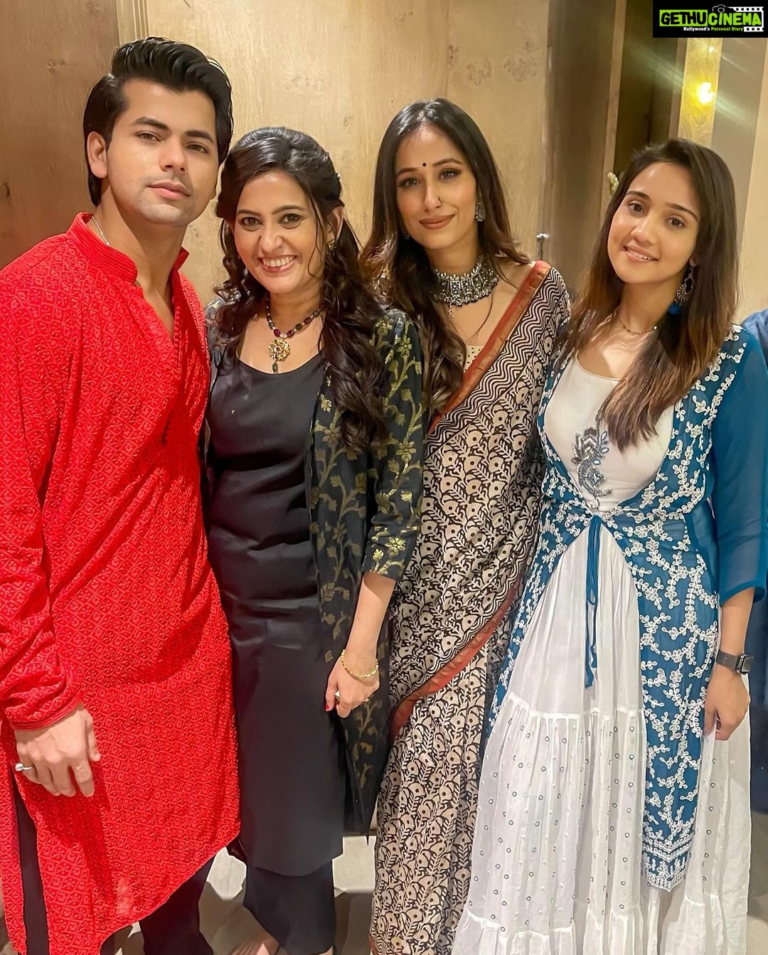 Smita Bansal Instagram - Thankyou for have us. @bansalsmita_ @ankushmohla 🤗 Had a crazy time last night after sooooo long. ❤️ Outfit by @nangaliaruchira Styled by @seam_stress_by_rajludhwani #diwali #diwaliparty