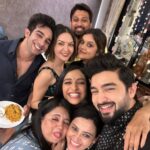 Smita Bansal Instagram - Smiling faces are the most beautiful. Thankyou @shreya_nehal and @vinitps for these smiles❤️. #happydiwali