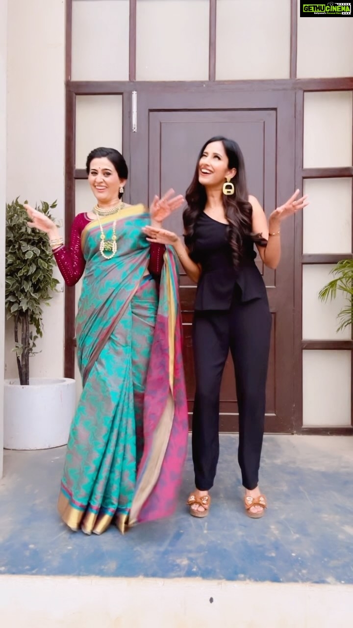 Smita Bansal Instagram - Dropping a dance video together After 12938472 days. Dhanteras special 😁❤️ @bansalsmita_ #trendingreels #trending #dance #dancechallenge #tosenaina @dhvanibhanushali22