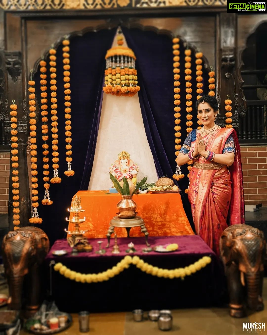 Smita Gondkar Instagram - गणपती बाप्पा मोरया, पुढच्या वर्षी लवकर या 🙏🏻 . . . Makeup & Hair : @goldentouchstudio_makeupartist Photography : @mukesh_narkar.in Outfit : @royaltasta Jewels : @chandrakalm_jewellery Venue : @beltungwada . . . #smitagondkar #smittens #ganeshfestival #ganpatibappamorya #explorepage #instagram