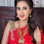 Smita Gondkar Instagram - May the divine blessings of Maa Durga be with you always and guide you on the path of righteousness. Happy Durga Ashtami 2023! . . . Makeup & Hair : @goldentouchstudio_makeupartist Costume & Accessories : @sapnagondkar . . . #smitagondkar #smittens #durgaashtami #navratri2023 #navratri #durgapuja #festiveseason #festivevibes✨
