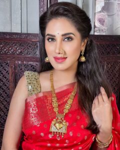 Smita Gondkar Instagram - May the divine blessings of Maa Durga be with you always and guide you on the path of righteousness. Happy Durga Ashtami 2023!
.
.
.
Makeup & Hair : @goldentouchstudio_makeupartist
Costume & Accessories : @sapnagondkar
.
.
.
#smitagondkar #smittens #durgaashtami #navratri2023 #navratri #durgapuja #festiveseason #festivevibes✨