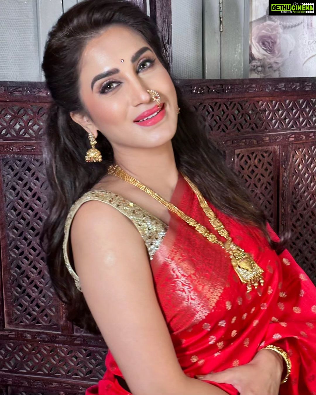 Smita Gondkar - 4.8K Likes - May the divine blessings of Maa Durga be with you always and guide you on the path of righteousness. Happy Durga Ashtami 2023!
.
.
.
Makeup & Hair : @goldentouchstudio_makeupartist
Costume & Accessories : @sapnagondkar
.
.
.
#smitagondkar #smittens #durgaashtami #navratri2023 #navratri #durgapuja #festiveseason #festivevibesāØ