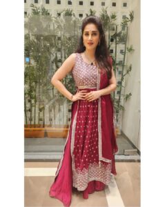 Smita Gondkar Instagram - Ready to play Dandia? 
.
.
.
Outfit : @suvidhafashion
Styling : @tanmay_jangam
.
.
.
#smitagondkar #smittens #happynavratri #navratri2023 #navratri #instagram