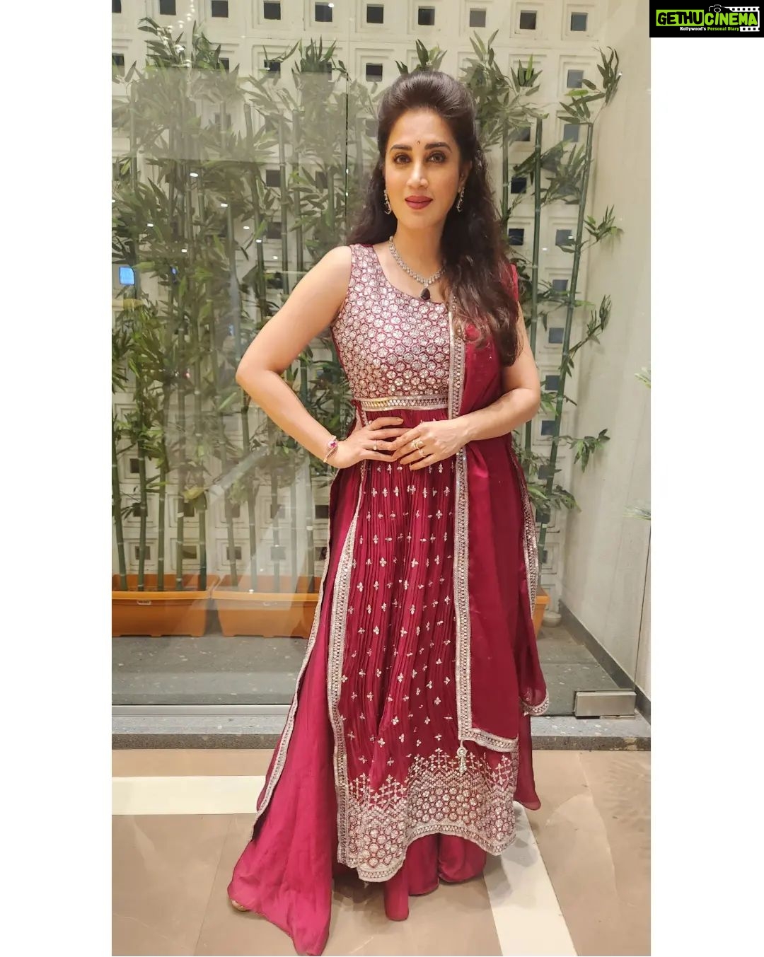 Smita Gondkar - 3.7K Likes - Ready to play Dandia?
.
.
.
Outfit : @suvidhafashion
Styling : @tanmay_jangam
.
.
.
#smitagondkar #smittens #happynavratri #navratri2023 #navratri #instagram