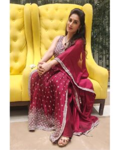 Smita Gondkar Instagram - Ready to play Dandia? 
.
.
.
Outfit : @suvidhafashion
Styling : @tanmay_jangam
.
.
.
#smitagondkar #smittens #happynavratri #navratri2023 #navratri #instagram