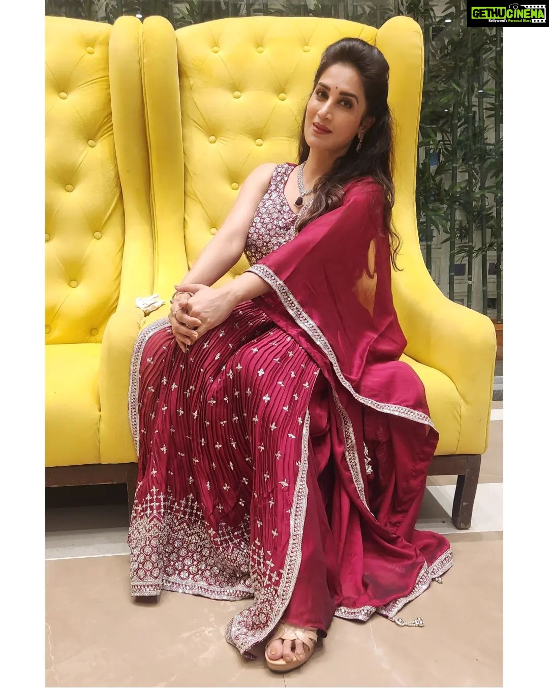 Smita Gondkar - 3.7K Likes - Ready to play Dandia?
.
.
.
Outfit : @suvidhafashion
Styling : @tanmay_jangam
.
.
.
#smitagondkar #smittens #happynavratri #navratri2023 #navratri #instagram