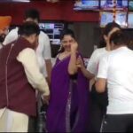 Smita Gondkar Instagram – ज्येष्ठ अभिनेते @vijay_patkar29 यांनी @pudharinews च्या कार्यालयात टीम @dildostideewangi सोबत धरला गोविंदाचा ठेका… सोबत सिने पत्रकार @shreyas_reporter 

#DilDostiDeewangi #3D #6October #janmashtami #dahihandi 

Director: @shirishvrane 
Producer: #RajendraRajan @rajanrajendra 
Banner: @transindiamediaentertainment 

@iamchiragpatil  @veenie.j  @kashyap.parulekar_official  @smita.gondkar  @tirrtha  @sadhosh_  @kanwalpreetofficial  @durvasalokhe  @smitajayakar_official  @bappajoshi27  @vijay_patkar29  @surekha_kudachi 

@avadhoot_gupte  @vaishalisamant  @rrajeshbidwe  @iamjuileeparkhi  @phulawa  @ajitgadeofficial  @sonalichandratre.patel 

@amolk_21  @promobox.studios  @mediaone_pr  @gargote_ganesh  @dipakt20 @ashutosh_apte @tapanacharyaindia  @ganraj_studios @sushant_deorukhkar  @lokisstudio @filmastrastudios

#friendship #love #life #friendshipgoals #couple #couplegoals #म #मराठी #marathi #movie #film #announcement #journey #promotion #Trailer #TrailerOutNow