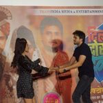 Smita Gondkar Instagram - 'दिल दोस्ती दिवानगी' चित्रपटाच्या टिजर लाँच सोहळ्याला सर्व कलाकारांचा दमदार परफॉर्मन्स. @kashyap.parulekar_official @iamchiragpatil @tirrtha @smita.gondkar @veenie.j @dildostideewangi @mediaone_pr @lokisstudio #PlanetMarathi #DilDostiDeewanagi #TeaserLaunch #smitagondkar #chiragpatil #kashyapparulekar #veenajagtap