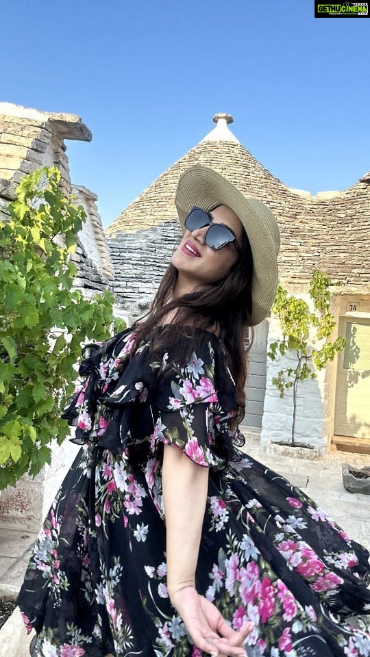 Smita Gondkar Instagram - Wanderlust Chronicles . . Outfit Stylist : @richa_r29 @style__inn . . . #smitagondkar #smittens #travel #traveldiary #trip #wanderer #explorepage #trending #instagram