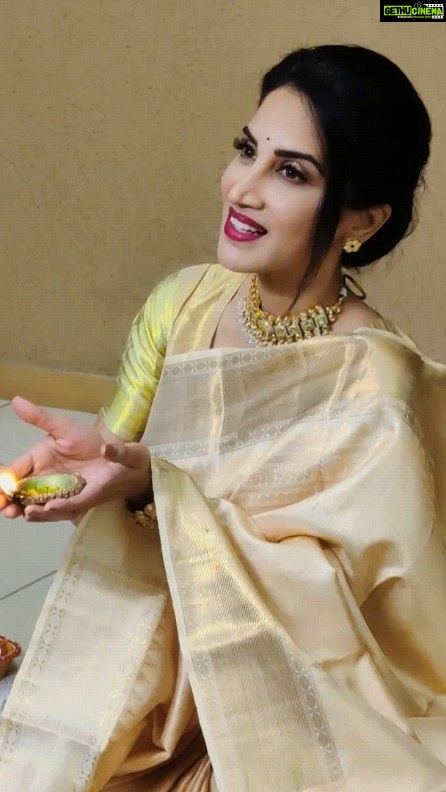 Smita Gondkar Instagram - Didi aap hamesha khush raho 😊😍🥰🥰 Mahadev hamare Didi ki raksha karna Didi aap hamesha aage badhte rahiye 😊😍😍 My cuteee lovely Didi 😘❤️❤️ @smita.gondkar 😘 #smitagondkar #actress #marathiactress