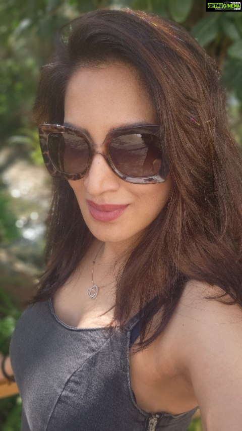 Smita Gondkar - 3.7K Likes - When there is no one to click my pictures, I land up clicking the same profile 🤳🤳, 🙈🙈
Is it same with u guys?
.
.
.
#smitagondkar #smittens #outfit #ootd #metime #wanderer #selflove #explorepage #trending #instagram
