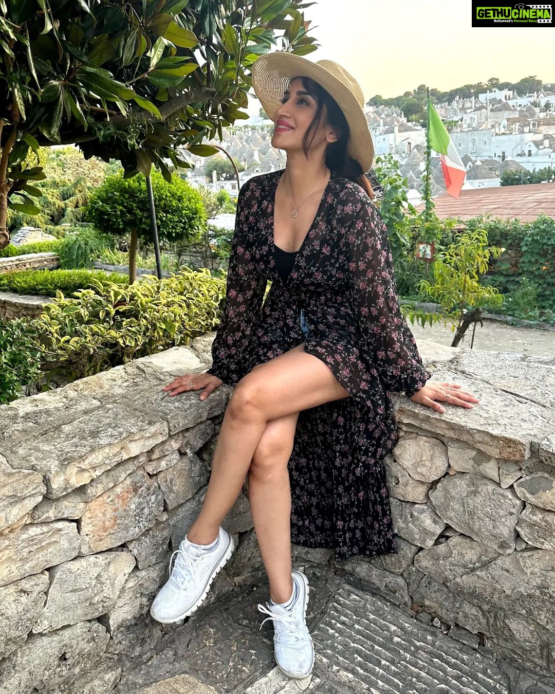 Smita Gondkar - 4.3K Likes - The little joys of chasing sunsetsāļøā¤ļø
.
.
.
Styling : @richa_r29
.
.
.
#smitagondkar #smittens #travel #traveldiary #trip #wanderer #vacationmode #workmode #explorepage #trending #instagram #sunset #sunsetphotography #travelsunsets #sunsetlovers #sunsets #beautifulsunsets #travelgram