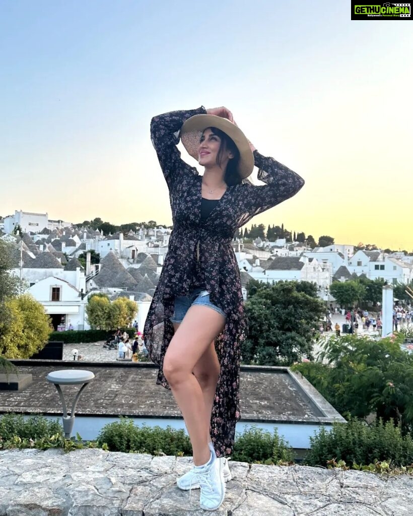 Smita Gondkar Instagram - The little joys of chasing sunsets☀️❤️ . . . Styling : @richa_r29 . . . #smitagondkar #smittens #travel #traveldiary #trip #wanderer #vacationmode #workmode #explorepage #trending #instagram #sunset #sunsetphotography #travelsunsets #sunsetlovers #sunsets #beautifulsunsets #travelgram