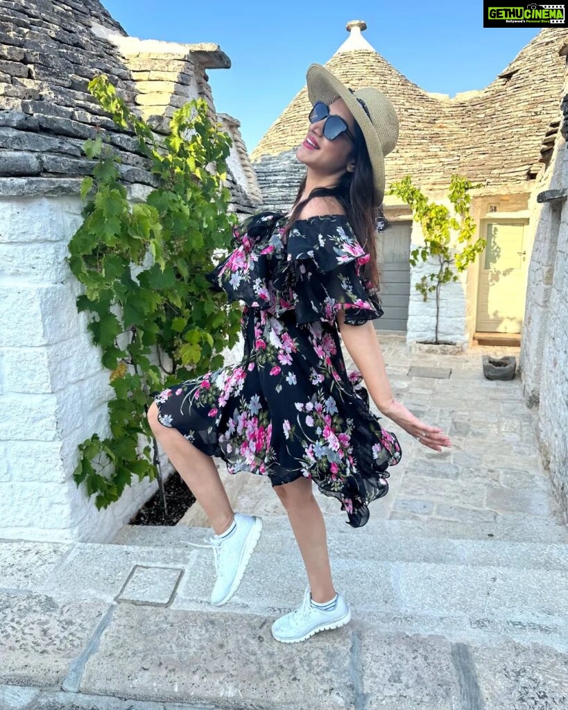 Smita Gondkar Instagram - Wanderlust Chronicles . . . Outfit Stylist : @richa_r29 @style__inn . . . #smitagondkar #smittens #travel #traveldiary #trip #wanderer #explorepage #trending #instagram