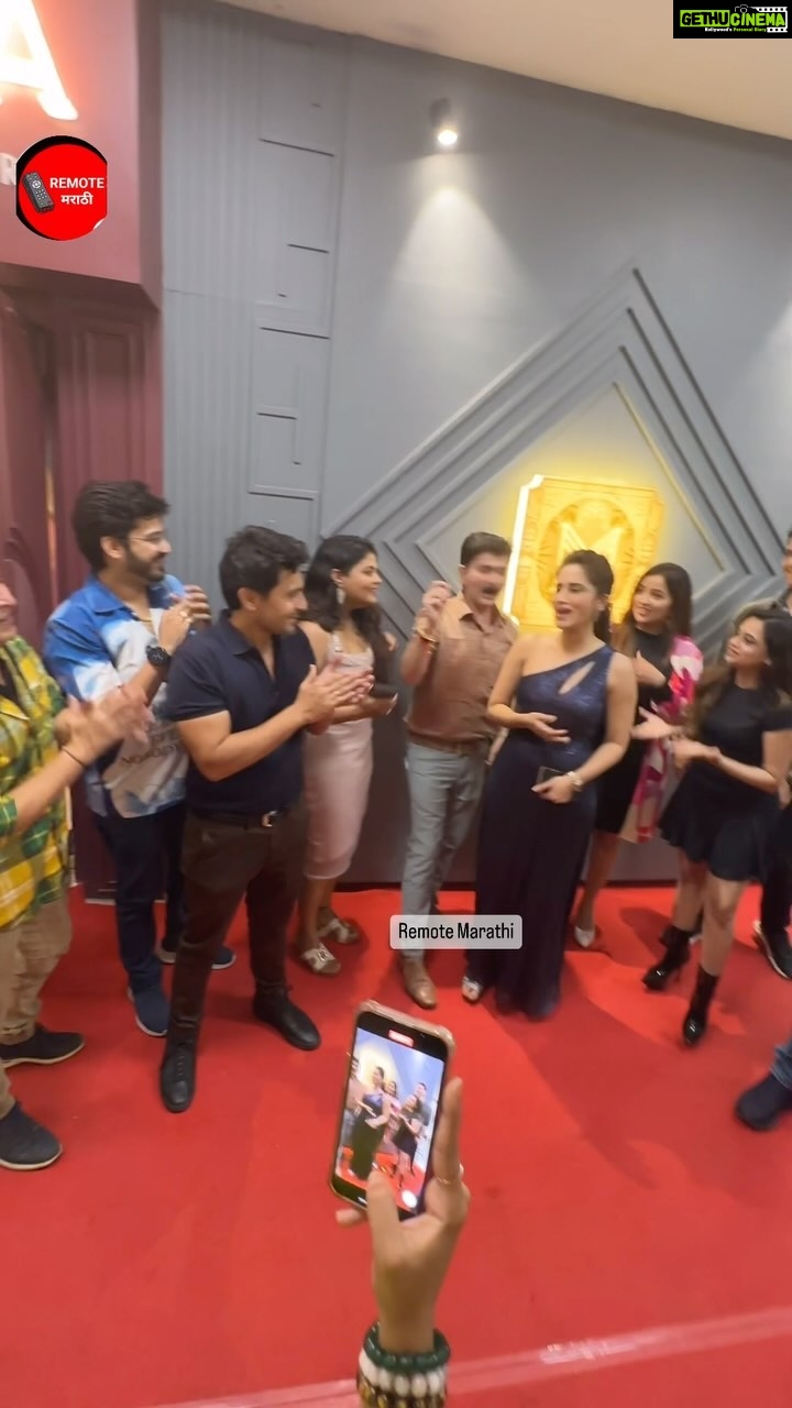 Smita Gondkar Instagram - स्मिता गोंदकरची शानदार पार्टी❤️🥳 बिग बॅास मराठीच्या कलाकारांचं रियुनियन , स्मिता गोंदकरची ग्लॅमरस पार्टी #biggbossmarathi #bbm #smitagondkar #apurvanemlekar #trishulmarathe #heenapanchal #sushantshelar #madhavdeochake #abhijeetkelkar #kashyapparulekar #gauravghatnekar #biggboss #exclusive #remotemarathi