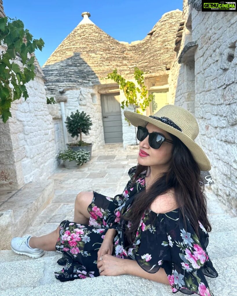 Smita Gondkar Instagram - Wanderlust Chronicles . . . Outfit Stylist : @richa_r29 @style__inn . . . #smitagondkar #smittens #travel #traveldiary #trip #wanderer #explorepage #trending #instagram