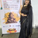 Smita Gondkar Instagram - Thank you @freepressjournal for this honour of having me present your Eco Ganesha BMC Awards 🙏🏼 Thank u @starneels . . . #smitagondkar #smittens #traditional #ecoganeshbmcawards #bmcawards #gratitude #outfit #trending #instagram