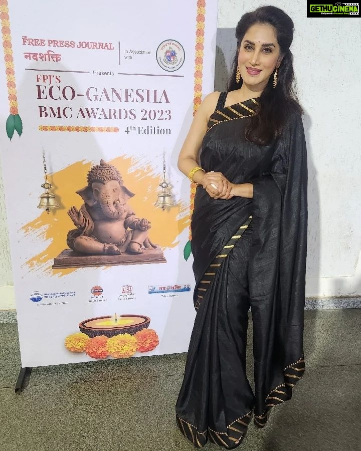 Smita Gondkar Instagram - Thank you @freepressjournal for this honour of having me present your Eco Ganesha BMC Awards 🙏🏼 Thank u @starneels . . . #smitagondkar #smittens #traditional #ecoganeshbmcawards #bmcawards #gratitude #outfit #trending #instagram