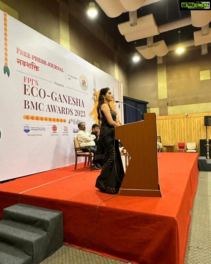 Smita Gondkar Instagram - Thank you @freepressjournal for this honour of having me present your Eco Ganesha BMC Awards 🙏🏼 Thank u @starneels . . . #smitagondkar #smittens #traditional #ecoganeshbmcawards #bmcawards #gratitude #outfit #trending #instagram