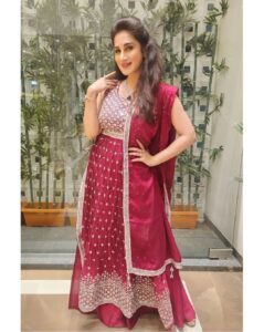 Smita Gondkar Instagram - Ready to play Dandia? 
.
.
.
Outfit : @suvidhafashion
Styling : @tanmay_jangam
.
.
.
#smitagondkar #smittens #happynavratri #navratri2023 #navratri #instagram