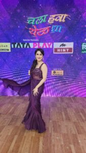 Smita Gondkar Instagram - On Chala hawa yeu dya set after sooo long for DDD Promotions.. Thank you for having us..🙏🙏🙏❤️ 

@iamchiragpatil @veenie.j @kashyap.parulekar_official @smita.gondkar 

Photographer : @darshan_dhoble_photography
Outfit: @richa_r29 @style__inn

#smitagondkar #smittens #chalahawayeudya #DilDostiDeewangi #promotion #movie #events #explorepage #instagram
